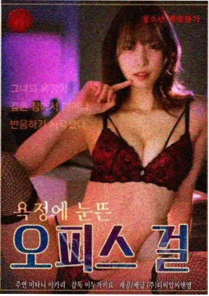 整理台上的卡片与铅笔特写